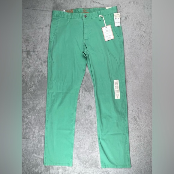 Dockers Alpha Khaki Pants Mens 34x32 Green Slim Tapered Flyweight Broken In NWT - Picture 1 of 14